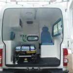 Interior da ambulância S10 cabine dupla Tipo A visto pelas portas traseiras