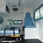 Maca retrátil e banco do acompanhante na ambulância S10 cabine dupla