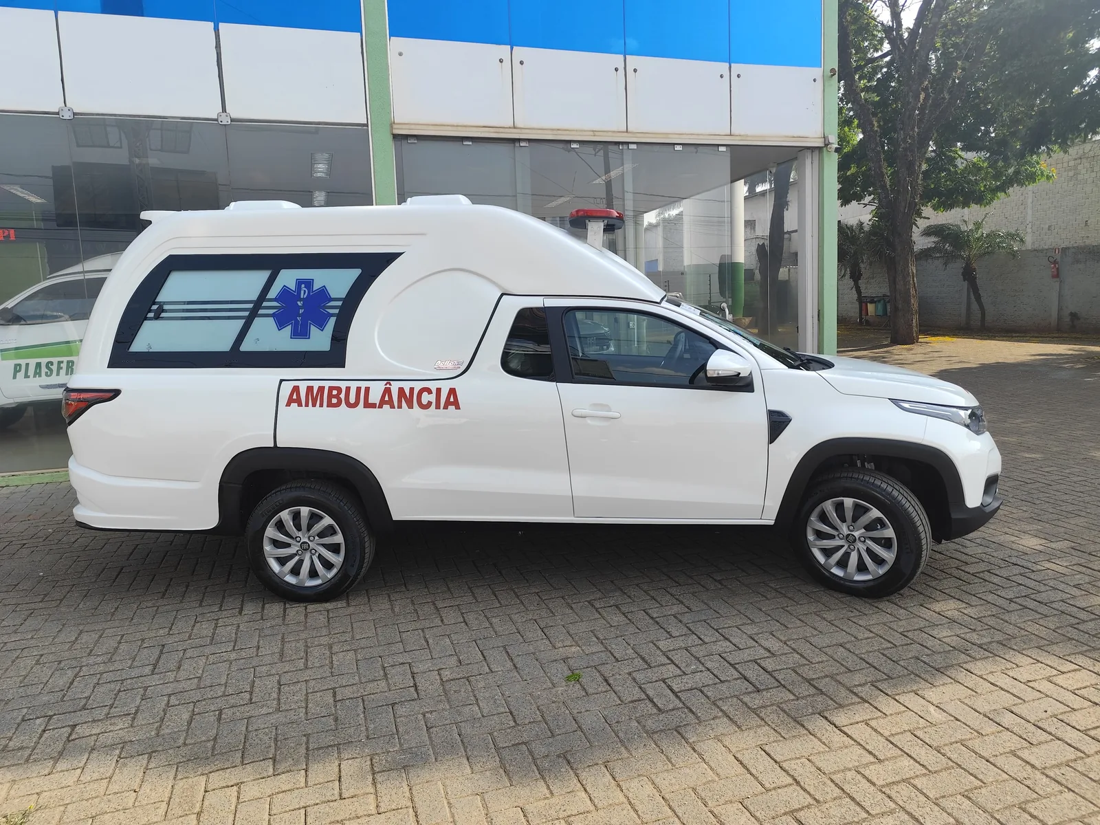 Fiat Strada ambulância de simples remoção entregue a Nelson Noboru Yabuta em Poxoréu, Mato Grosso