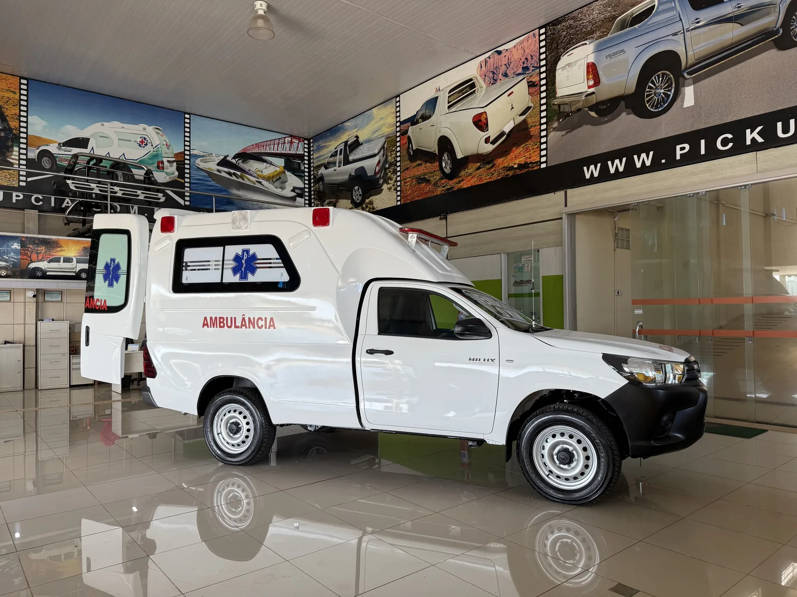 Toyota Hilux ambulância 4x4 entregue à Mineração Taboca em Presidente Figueiredo, Amazonas