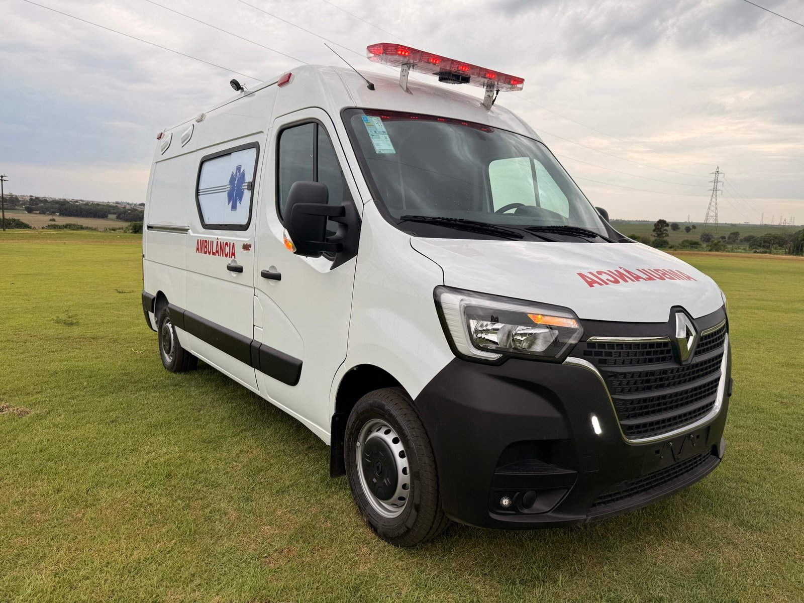 Vista frontal e lateral da Renault Master ambulância entregue à FERBASA
