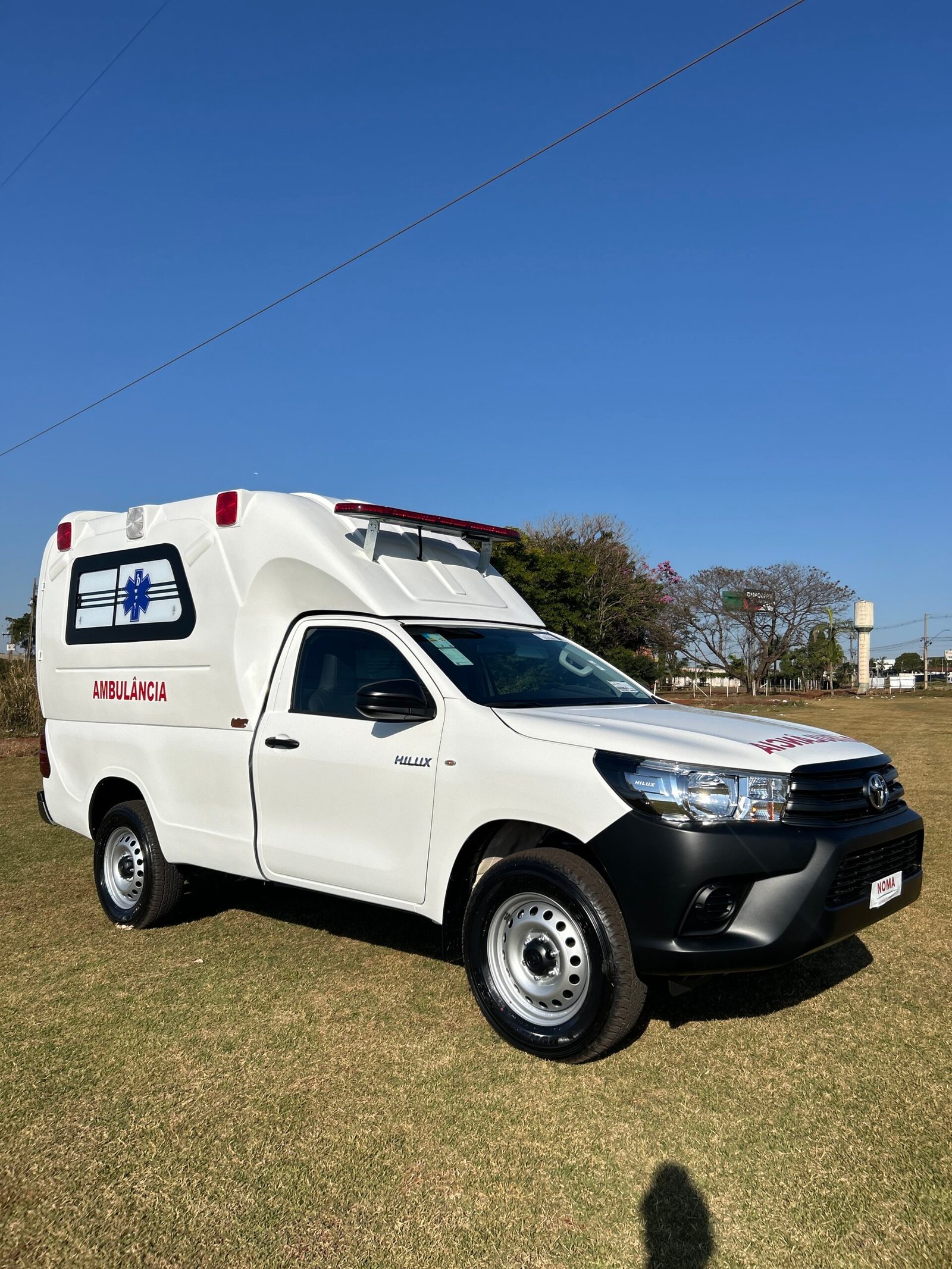 Vista frontal e lateral da Hilux Ambulância Tipo A de Salinas, Minas Gerais