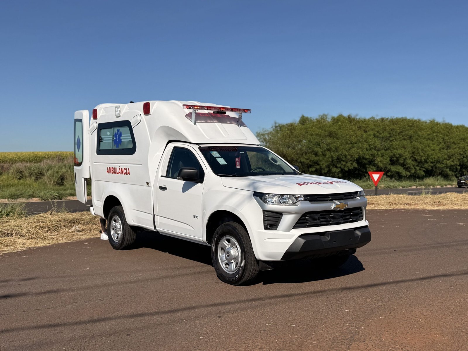 Chevrolet S10 ambulância entregue à Suzano em vista frontal e lateral