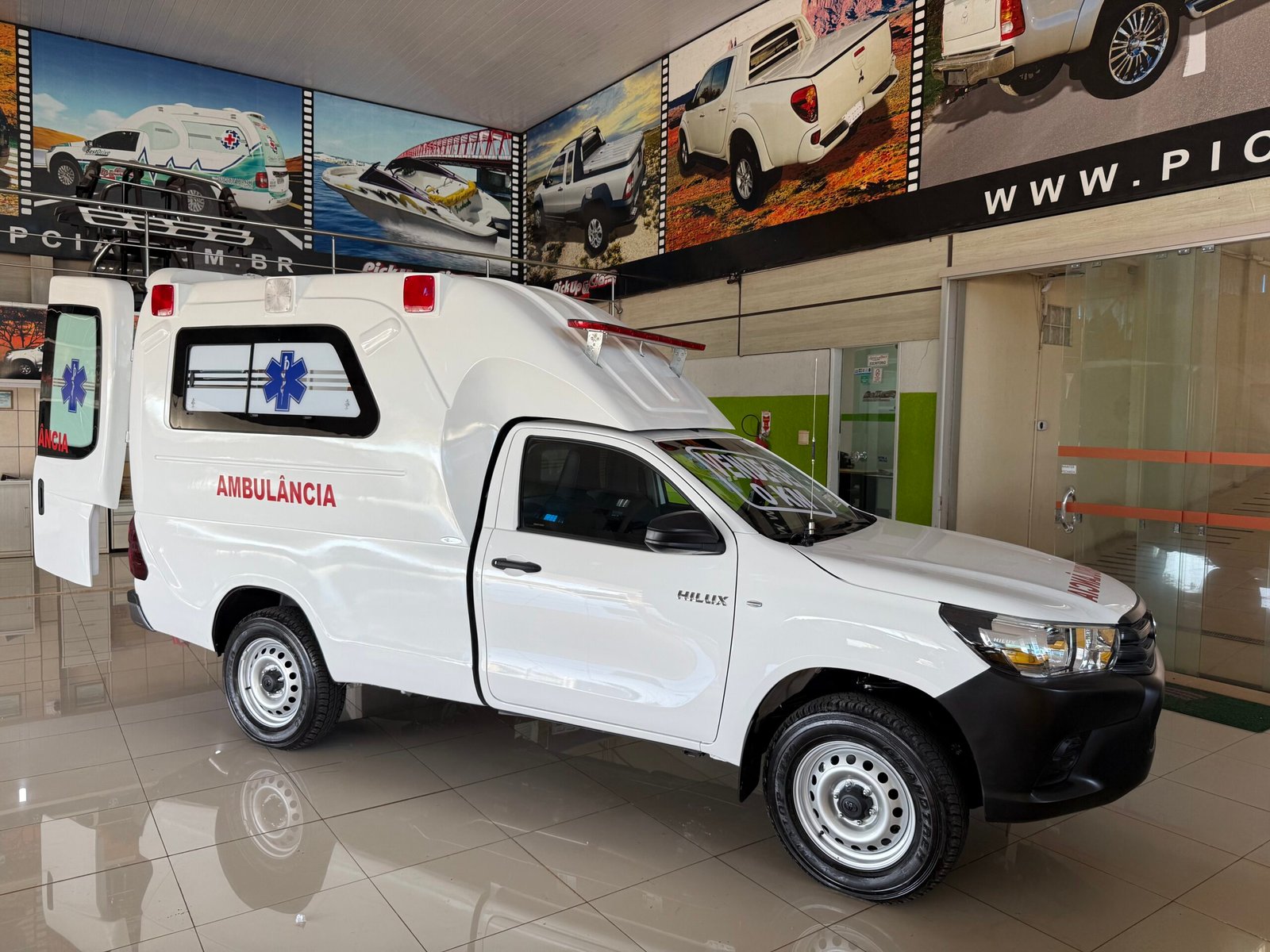 Toyota Hilux ambulância Tipo A entregue à Mineração Taboca em Presidente Figueiredo, Amazonas