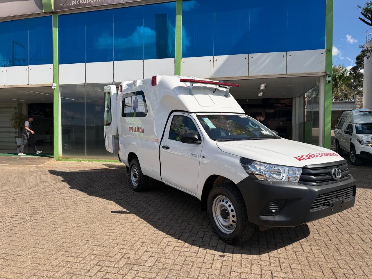 Hilux ambulância Tipo A de simples remoção entregue à Santa Luz Desenvolvimento Mineral em Barrocas, Bahia