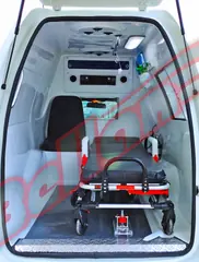Interior ilustrativo de ambulância Tipo A, com maca, assento, teto e piso em destaque; recorte pelo acesso traseiro.