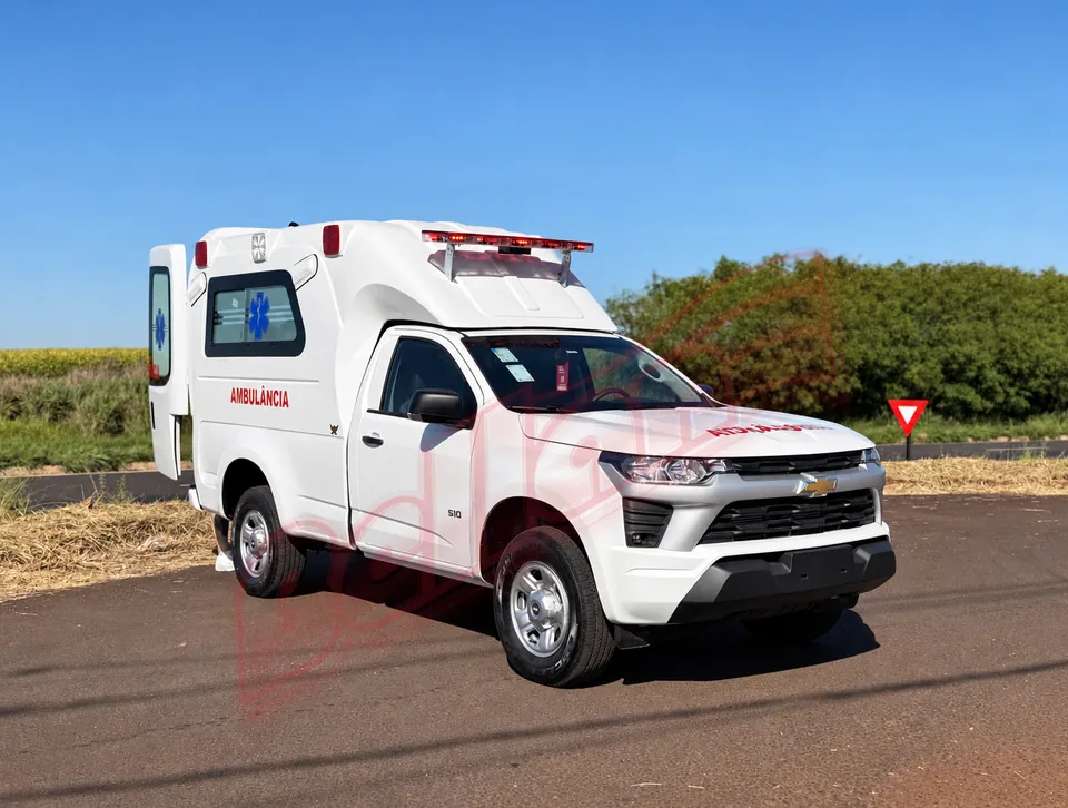 Chevrolet S10 Ambulância 4x4 branca, vista dianteira e lateral, com marca Bellan.