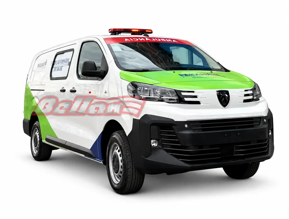 Expert Ambulância branca com detalhes verdes e azuis, vista dianteira e lateral sobre fundo branco