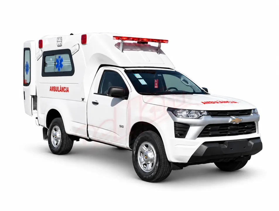 S10 Ambulância cabine simples branca, vista dianteira e lateral, sobre fundo branco
