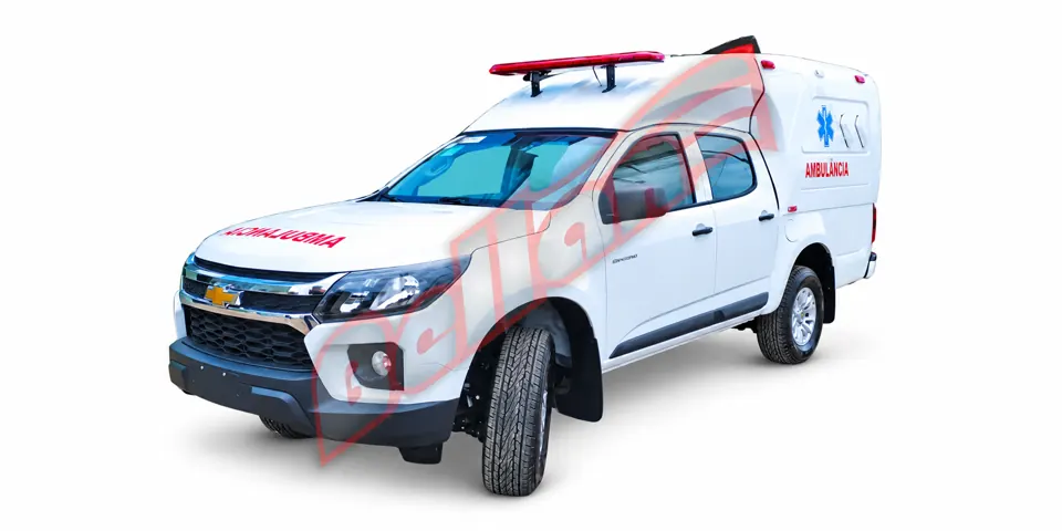 S10 Cabine Dupla Ambulância em vista externa sobre fundo branco